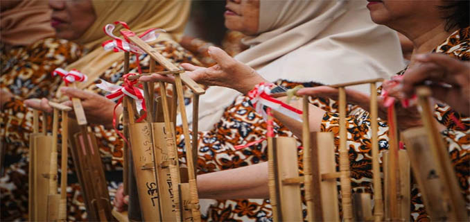 Angklung Bukti Keberagaman Budaya Indonesia Angklung Bukti Keberagaman Budaya Indonesia