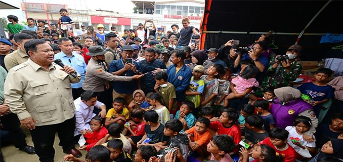 Presiden Bagikan Mainan hingga Tinjau Posko Kesehatan