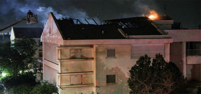 Serpihan Rudal Iran Picu Kebakaran Di Kota-Kota Israel Serpihan Rudal Iran Picu Kebakaran Di Kota-Kota Israel